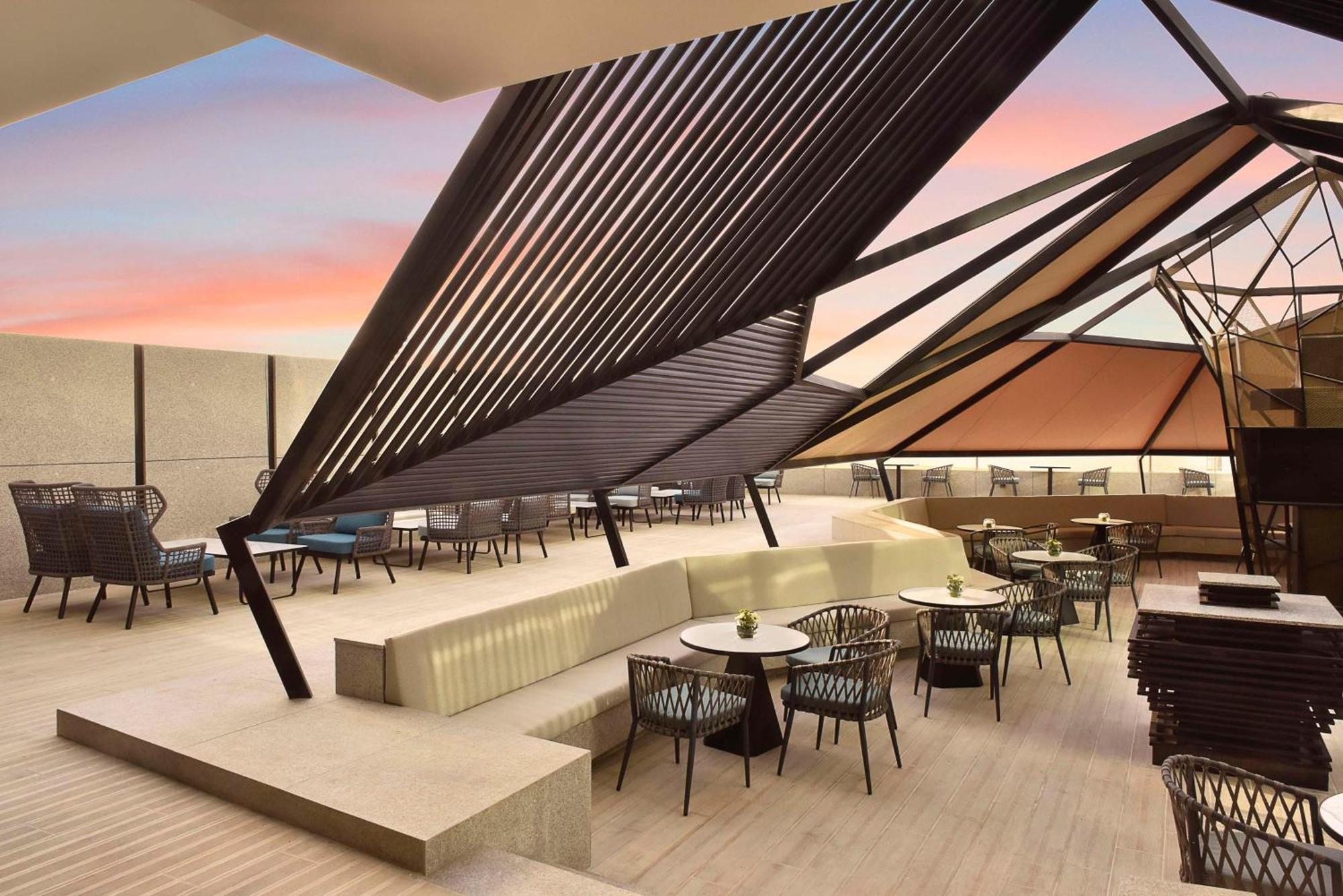 Hilton Bahrain Hotel Manama Exterior foto The Sky Bar
