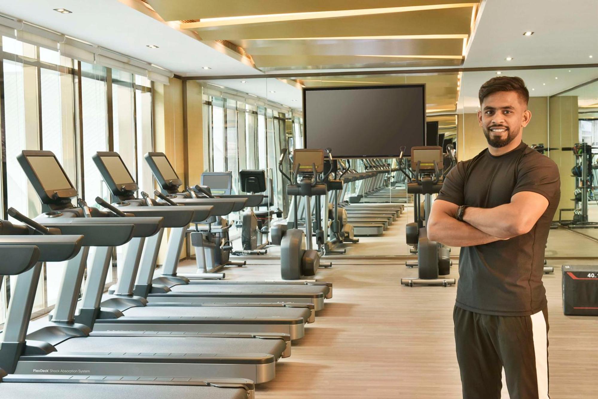 Hilton Bahrain Hotel Manama Exterior foto Personal trainer in a gym